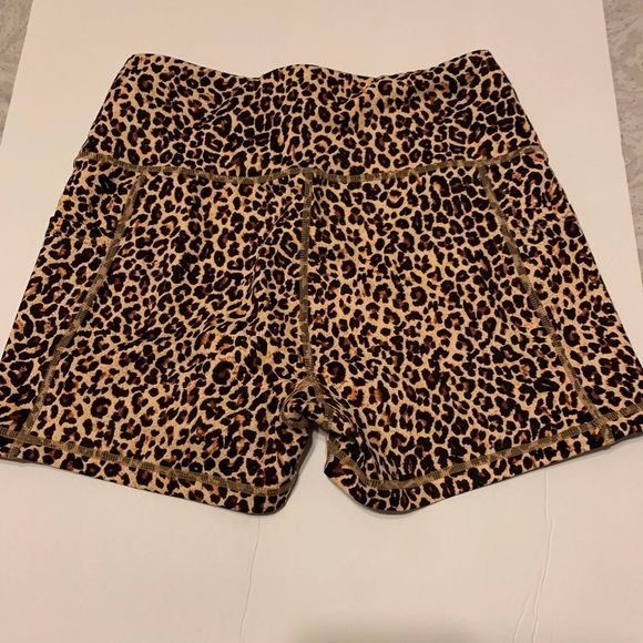 Ray pose Leopard print workout shorts - Picture 1 of 3